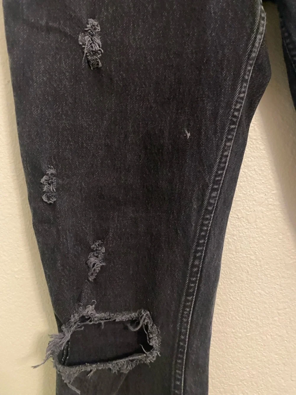 Abercrombie & Fitch Black High-Rise Distressed Jeans - Picture 9 of 9